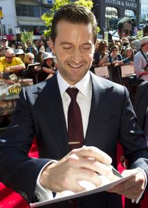 Richard Armitage signs autographs on the red carpet for The Hobbit: An Unexpected Journey, Wellington, November 2012.